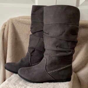 NIB St John’s Bay Women’s Pull-On Grey Classic Women's Boots, Size 8M